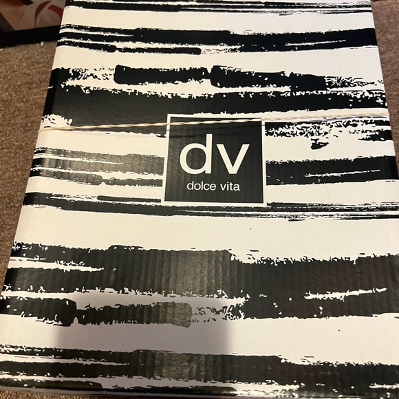 DV by Dolce Vita high-top sneaker for women size 8 BRAND NEW IN THE BOX - Picture 3 of 7